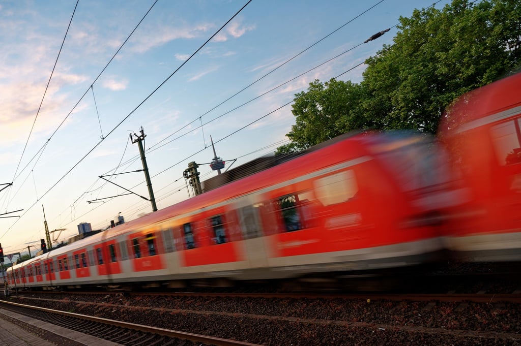 Eine Bahn fährt über die Gleise.