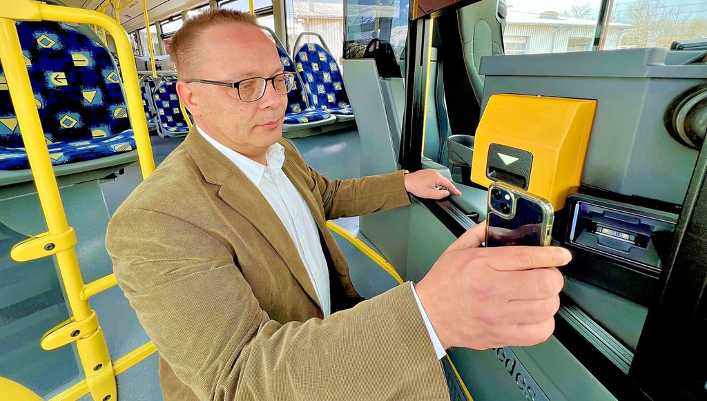 Gerd Haßkerl, Geschäftsführer der KVG im Salzlandkreis, zeigt den QR-Scan per Smartphone in den Bussen.