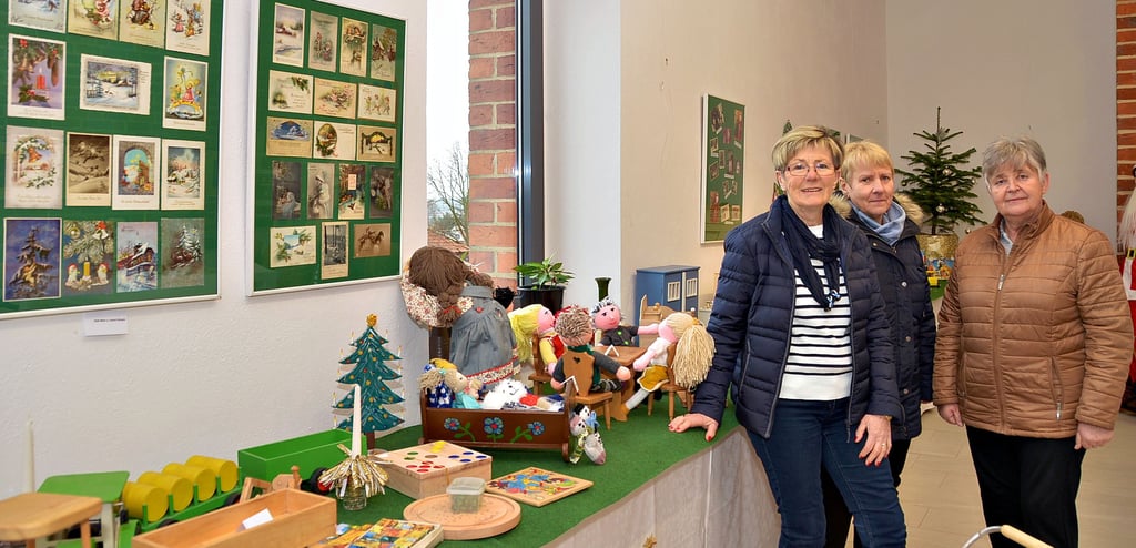 Berta Meyer, Heidrun Schenk und Annegret Poet (von links) gestalteten die Quempas-Ausstellung im Sandauer Kirchturm gemeinsam mit Maria Zohm. Natürlich dürfen bei den Exponaten der Vollständigkeit halber die Weihnachtsgeschenke nicht fehlen. Die meisten davon wurden von den Sandauern selbst gebastelt.