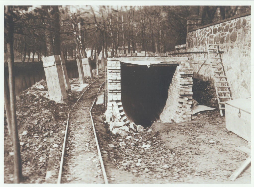 Die historische Aufnahme zeigt den Bau des Riveufers 1914. Der Abwasserkanal wurde an der Luft gebaut, das Gelände um zwei Meter aufgefüllt. So entstand die Promenade.