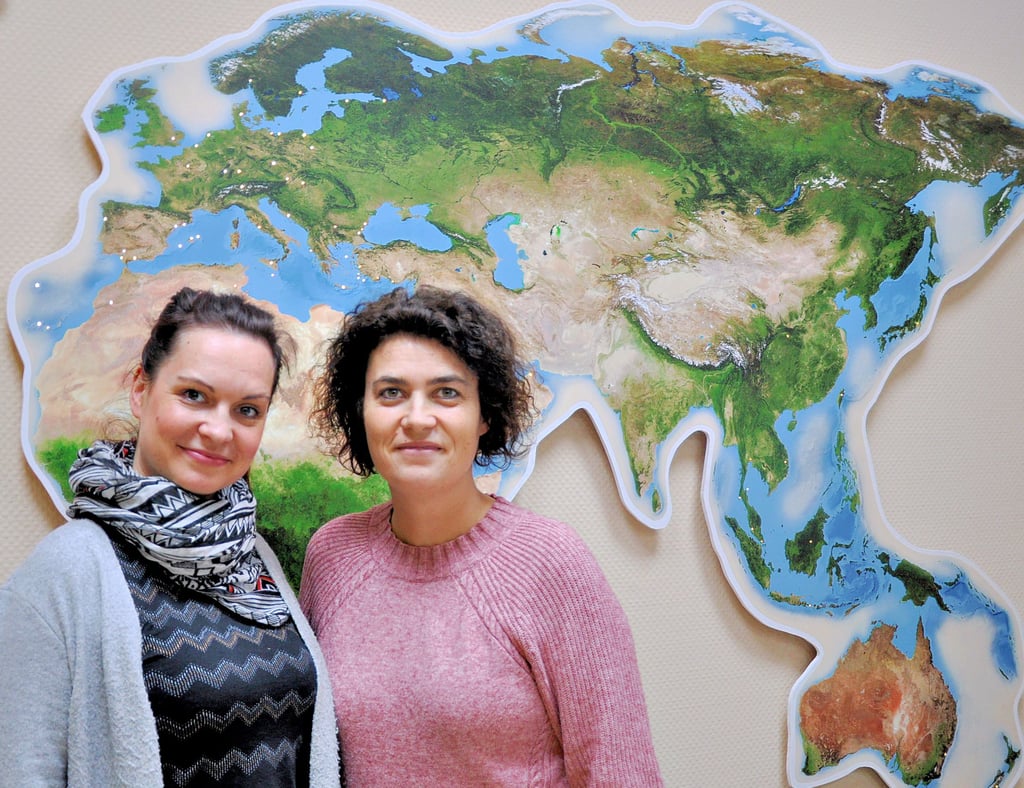 Anika Schmidt (links) und Inhaberin Nadine Golde (rechts) sind froh, dass in diesem Frühjahr wieder deutlich mehr Menschen bei ihnen eine Reise buchen als noch in den letzten drei Jahren.