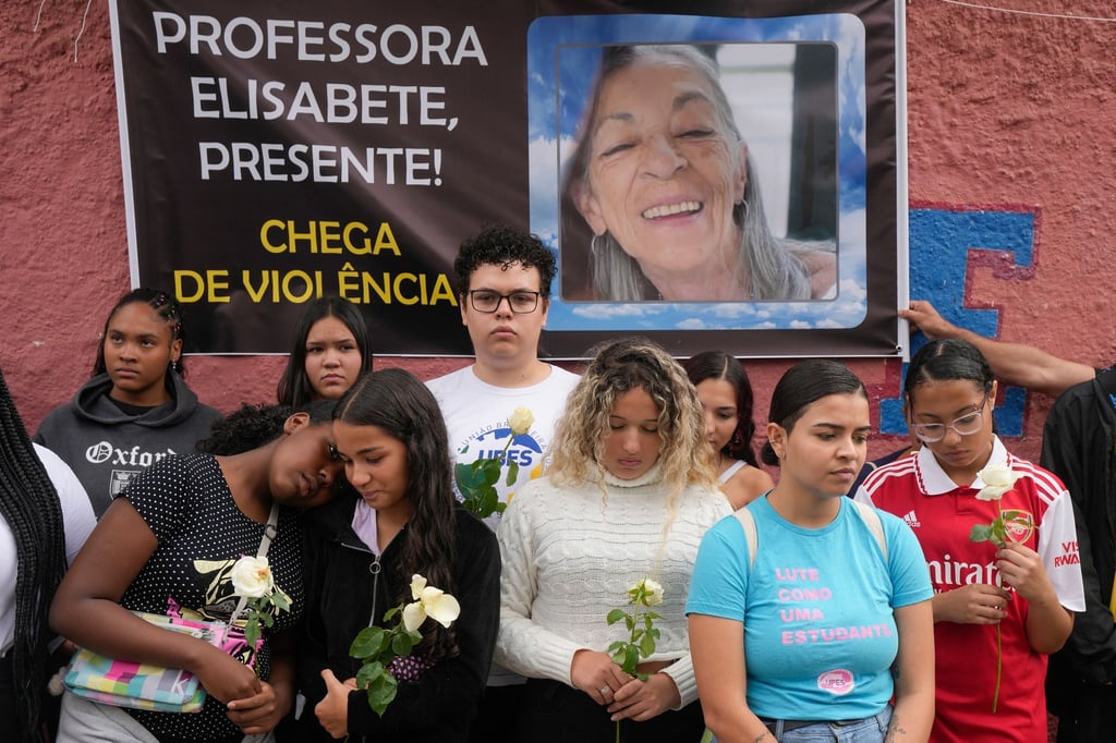 Schülerinnen und Schüler der betroffenen Schule in São Paulo trauern um die getötete Lehrerin.