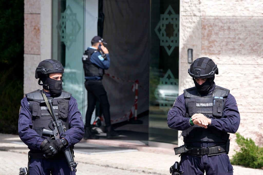 Polizeibeamte stehen am Eingang des Ismailitische Zentrum in Lissabon.