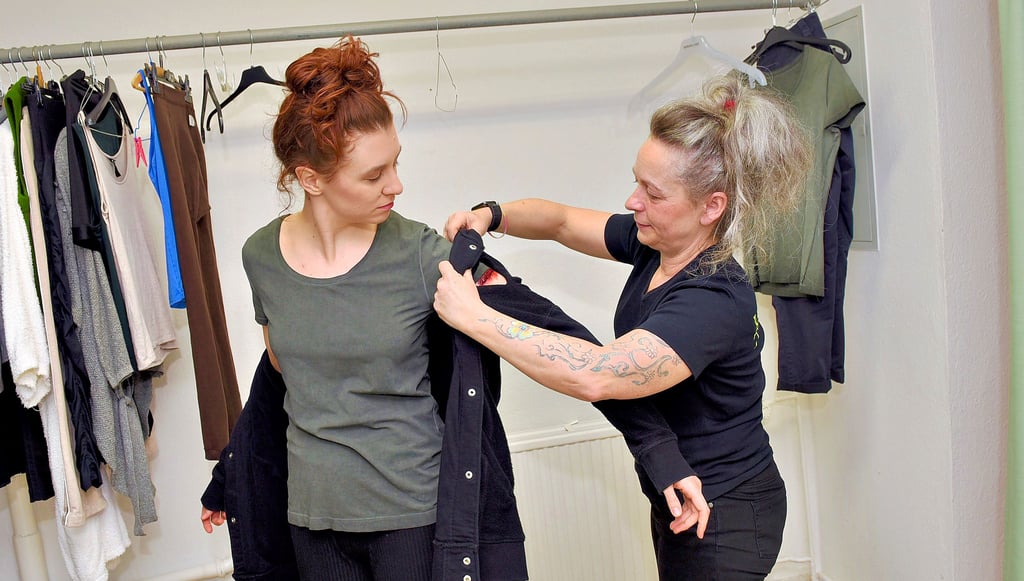 Ankleiderin Simone Gratzke (rechts) hilft der Schauspielerin Ronja Jenko bei der Vorbereitung auf ihren Auftritt in „Freie Wahl“.