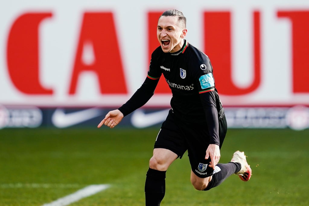 Magdeburgs Elfmetertorschütze Baris Atik jubelt über das Tor zum 1:2.