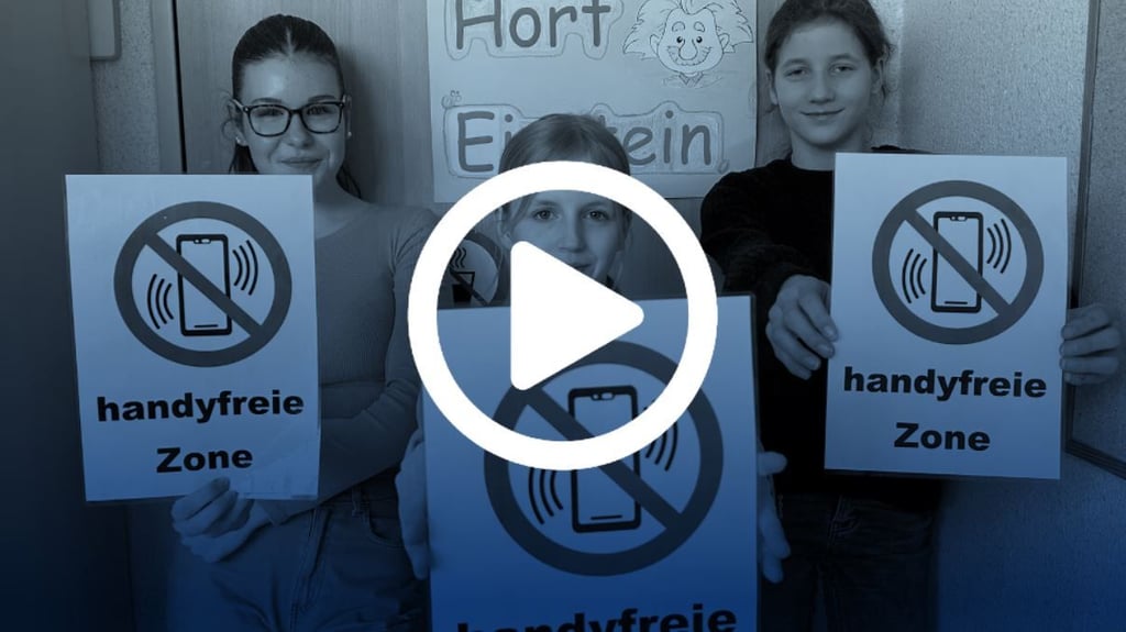 Die Schülerinnen Mia, Emily und Leila (von links) gehen in den Hort des Albert-Einstein-Gymnasiums in Magdeburg. Seit Februar gibt es dort ein Handyverbot für die Kinder und Jugendlichen.