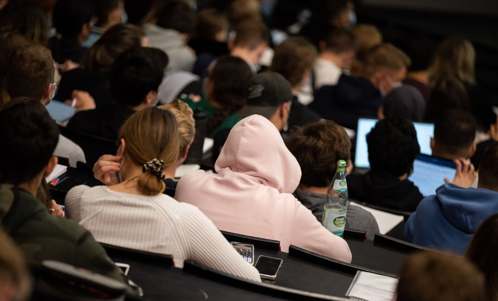 Studenten sitzen in einer Vorlesung im Hösaal einer Universität.