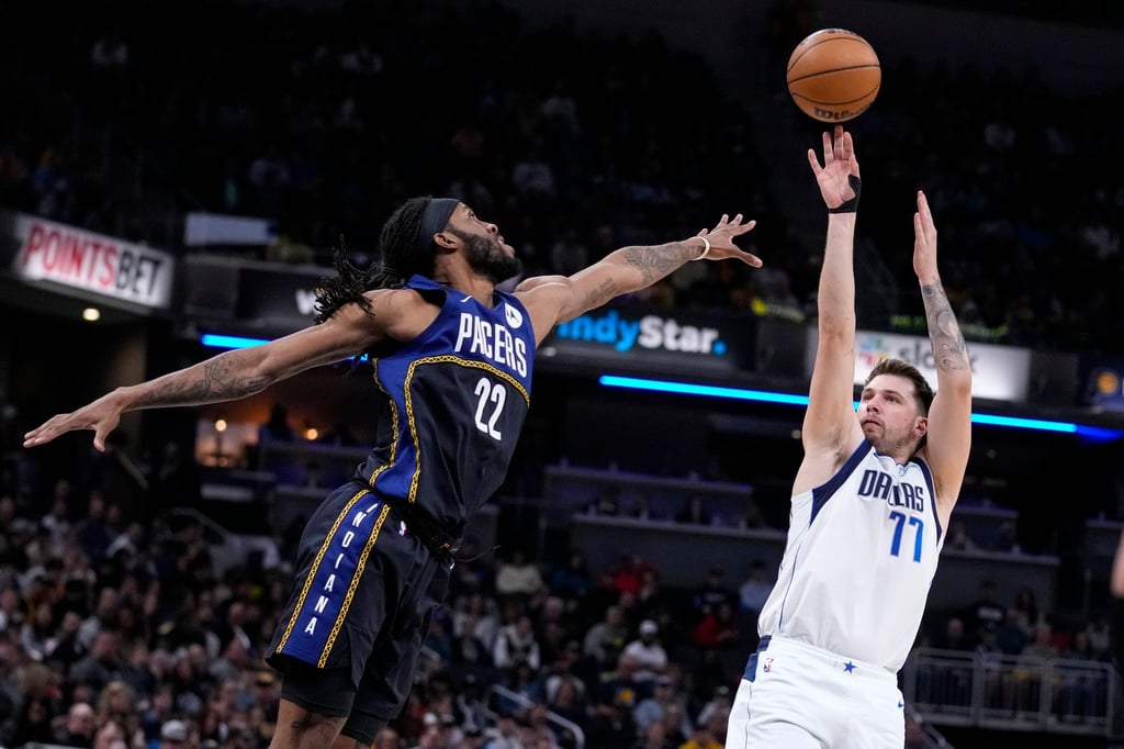 Erfolgreichster Mavericks-Werfer beim Sieg gegen die Indiana Pacers: Luka Doncic (r).