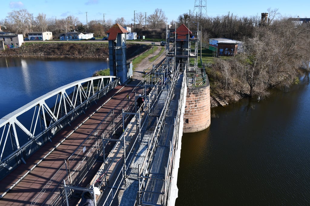Die Hubbrücke im Magdeburger Wissenschaftshafen.