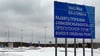Ein Schild weist auf den Grenzübergang von Finnland nach Russland hin.