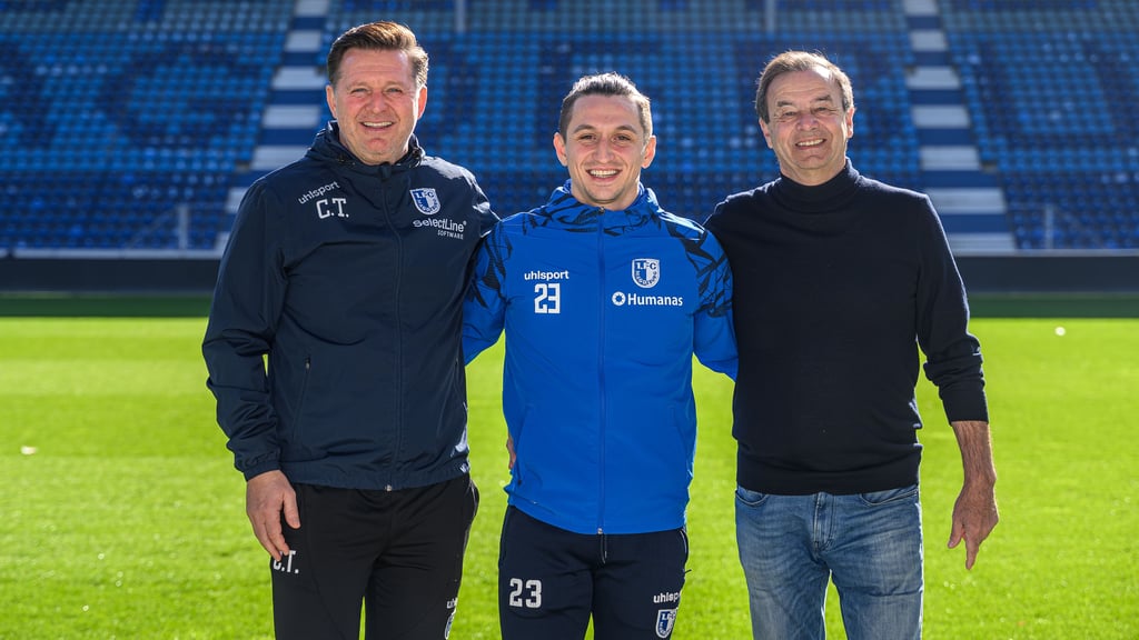 Magdeburgs Trainer Christian Titz mit Baris Atik und FCM-Sportchef Otmar Schork.