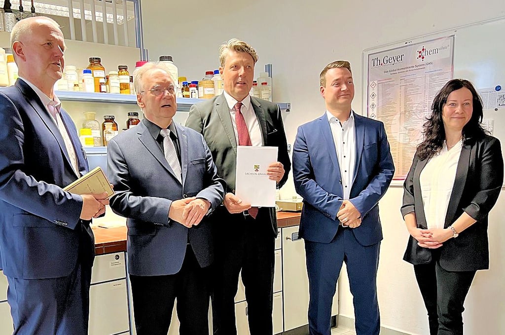 Das Transferkraftwerk wird mit Bundesmitteln unterstützt. Den Bescheid überbrachte Ministerpräsident Reiner Haseloff (2.v.li.).