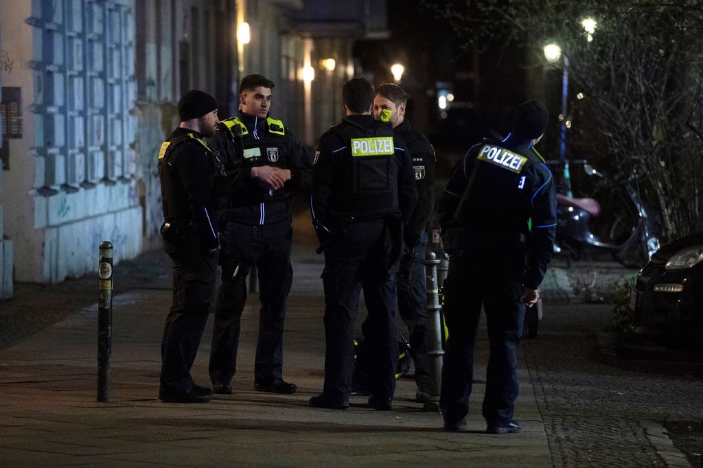 Einsatzkräfte der Polizei vor einem Wohnhaus in Berlin-Kreuzberg. Dort eskalierte ein Familienstreit.
