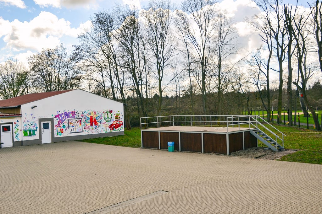 Wo jetzt noch die Bühne steht, wird das neue Gebäude mit drei Klassenzimmern und Sanitärtrakt errichtet.