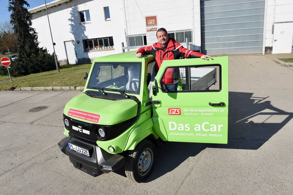Verkäufer Andreas Heiser zeigt das aCar, das die Volkstedter Firma seit kurzem exklusiv in Sachsen-Anhalt vertreibt.