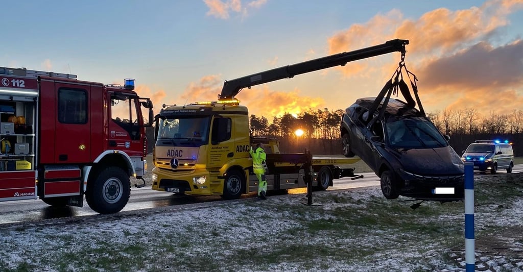 Vermutlich wegen der Witterungsverhältnisse hatte sich gestern Morgen ein Mann aus Dessau mit seinem Hyundai überschlagen.