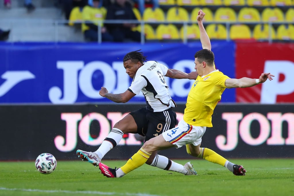 Deutschlands Jessic Ngankam (l.) und Rumäniens Bogdan Racovitan kämpfen um den Ball.