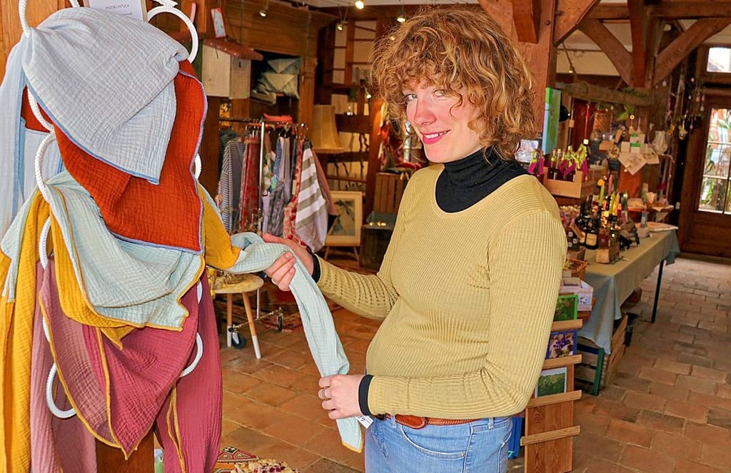 Ladenkooperative "Kunststück" in Seehausen: „Die Musselintücher sind oft gefragt“, sagt Gerda-Luise Schwander. Sie ist Mitorganisatorin des Pop-Up-Geschäfts und bietet nachhaltige Modeunikate an.