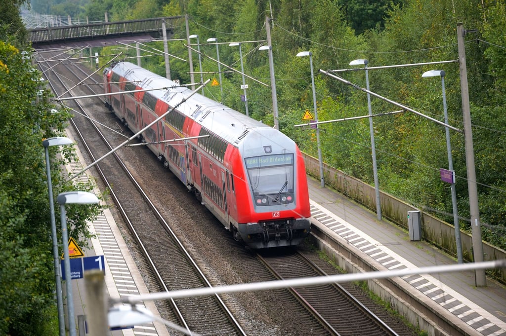 Ein Regionalzug der Deutschen Bahn fährt durch einen Bahnhof.
