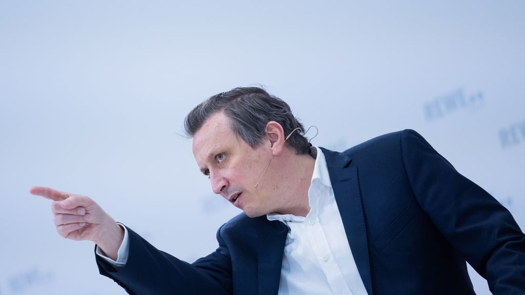 Rewe-Vorstandschef Lionel Souque spricht bei der Bilanzpressekonferenz in der Konzernzentrale in Köln.