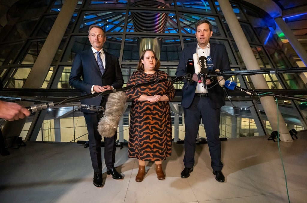 Die Parteichefs der Koalitionsparteien, Lars Klingbeil (SPD, r-l), Ricarda Lang (Grüne) und Christian Lindner (FDP) sprechen im Bundestag nach dem Koalitionsausschuss.