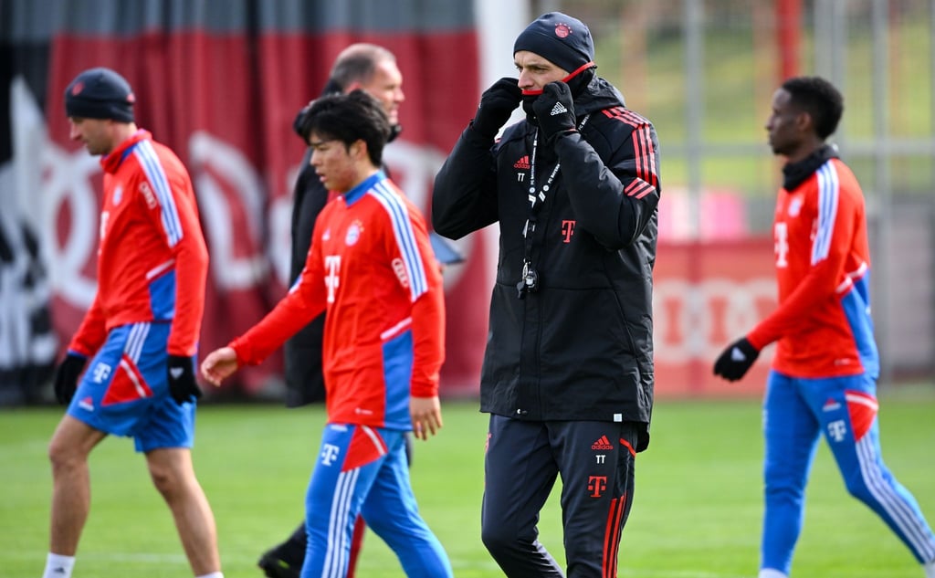 Hat beim FC Bayern losgelegt: Bayern-Coach Thomas Tuchel (2.v.r).