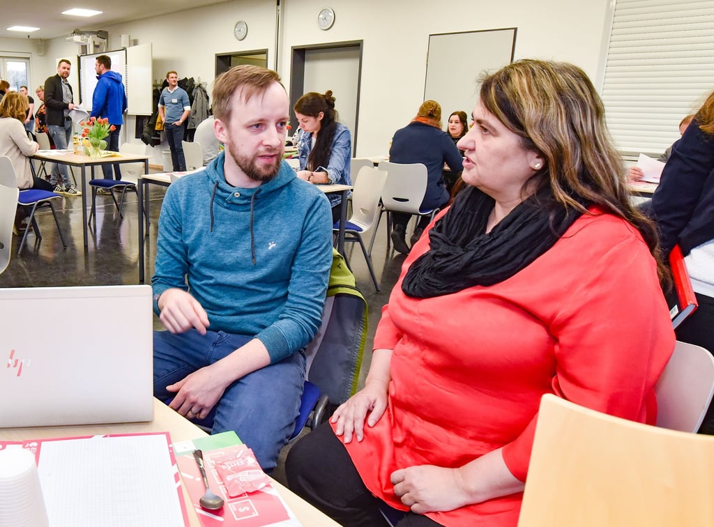 Julian Raatz unterhält sich mit Schulleiterin Gabriele Poeck von der Grundschule Hohenmölsen über den Seiteneinstieg in den Schuldienst.