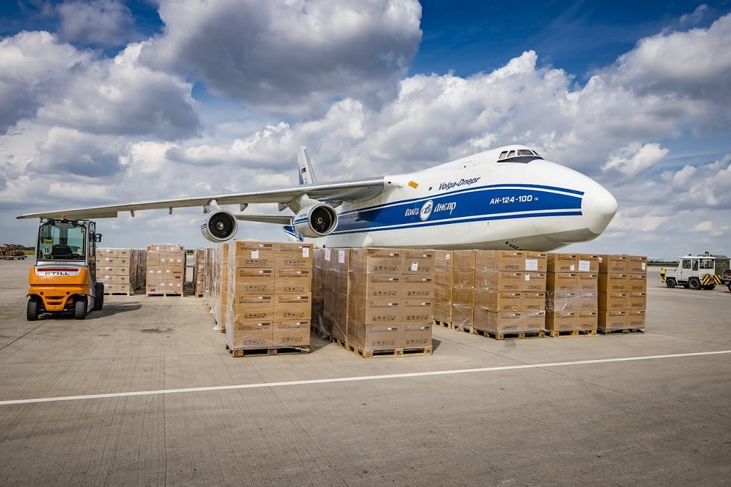 Die Antonov 124 kann bis zu 150 Tonnen Fracht laden. Wegen des Ukraine-Krieges dürfen solche Maschien von der russischen Gesellschaft Volga Dnepr aktuell im europäischen Fluftraum nicht mehr fliegen. Die ukrainische Airline Antonov besitzt noch fünf solcher Flieger.