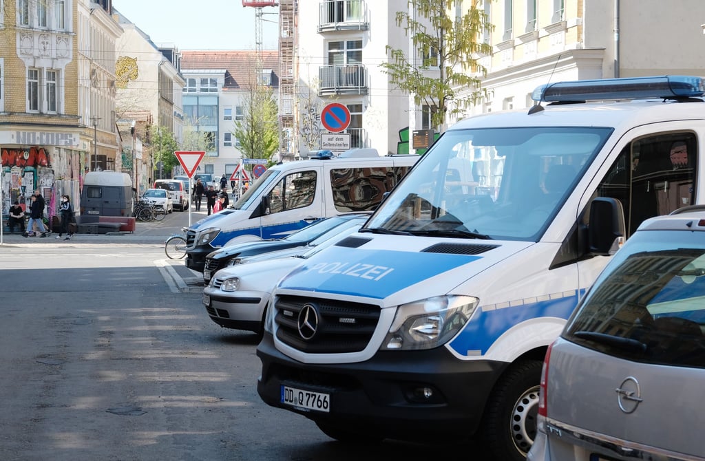 Polizeifahrzeuge stehen an einer Straße im linkalternativen Stadtteil Leipzig-Connewitz.