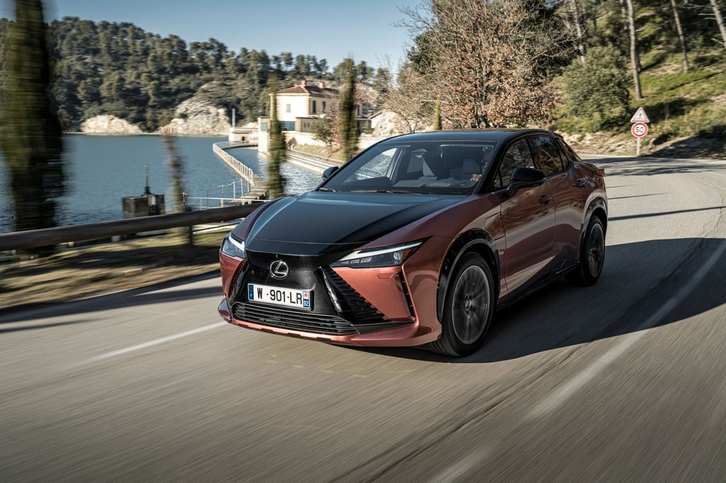 Der Lexus RZ 450e hat zwar ein sportliches Design, doch schneller als 160 km/h fährt er nicht.