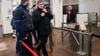 Kardinal Rainer Maria Woelki wird im Foyer des Kölner Landgerichts von einem Justizbeamten (l) zur Sicherheitsschleuse begleitet.