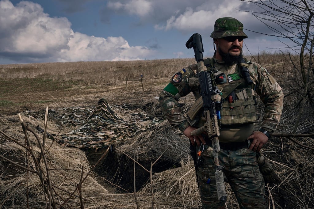 Ein ukrainischer Soldat steht in der Nähe eines Schützengrabens an der Frontlinie in der Nähe von Bachmut.