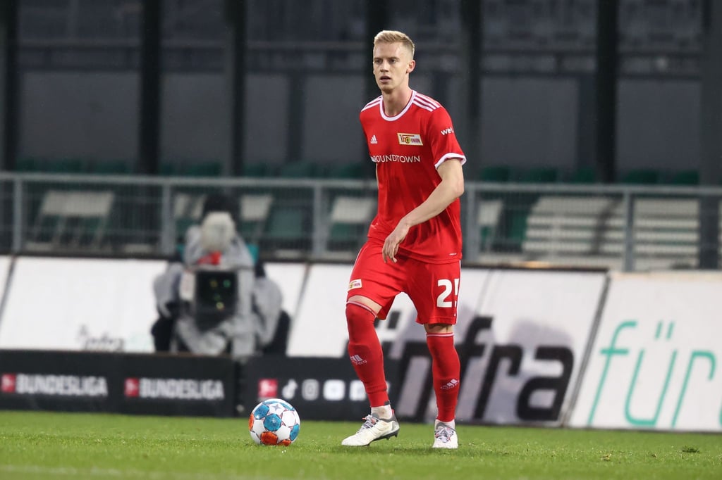Timo Baumgartl von Union Berlin spielt den Ball.