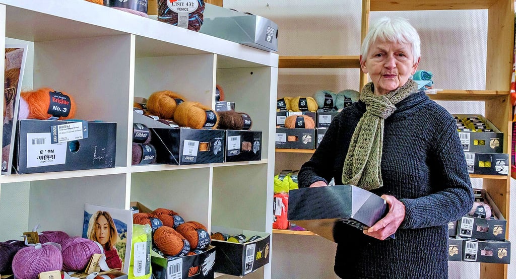 Die Regale leeren sich bereits: Am 31. März wird die 80-jährige Uta Koch ihren Woll-Laden am Marktplatz schließen.