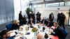 Bundesinnenministerin Nancy Faeser (2.v.l), Verdi-Chef Frank Werneke (r.), der dbb-Vorsitzende Ulrich Silberbach (M.) und weitere Teilnehmer zu Beginn der dritten Tarifverhandlungsrunde in Potsdam.
