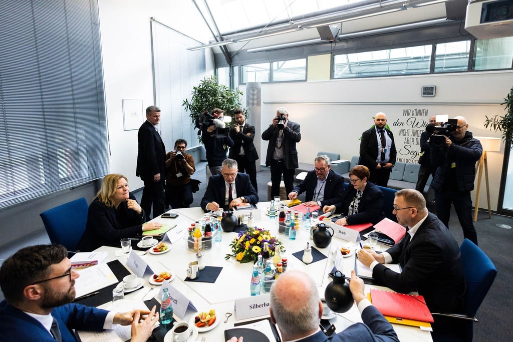 Bundesinnenministerin Nancy Faeser (2.v.l), Verdi-Chef Frank Werneke (r.), der dbb-Vorsitzende Ulrich Silberbach (M.) und weitere Teilnehmer zu Beginn der dritten Tarifverhandlungsrunde in Potsdam.