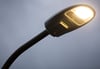 Auch Straßenlampen werden auf LED umgerüstet, so sparen Kommunen Energie und Geld.