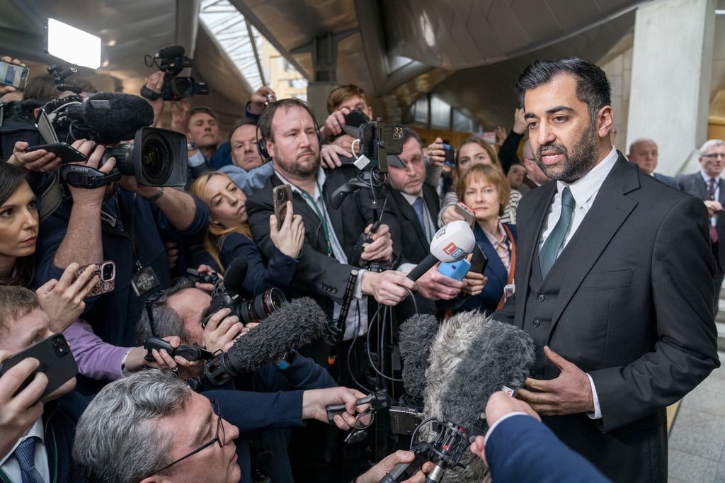 Humza Yousaf spricht nach seiner Wahl zum neuen Ersten Minister im schottischen Parlament zu Journalisten.