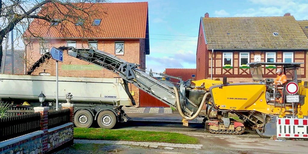 Für die Sanierung der Quedlinburger Straße in Harsleben wurde mit dem Abfräsen der alten Asphaltdecke begonnen.