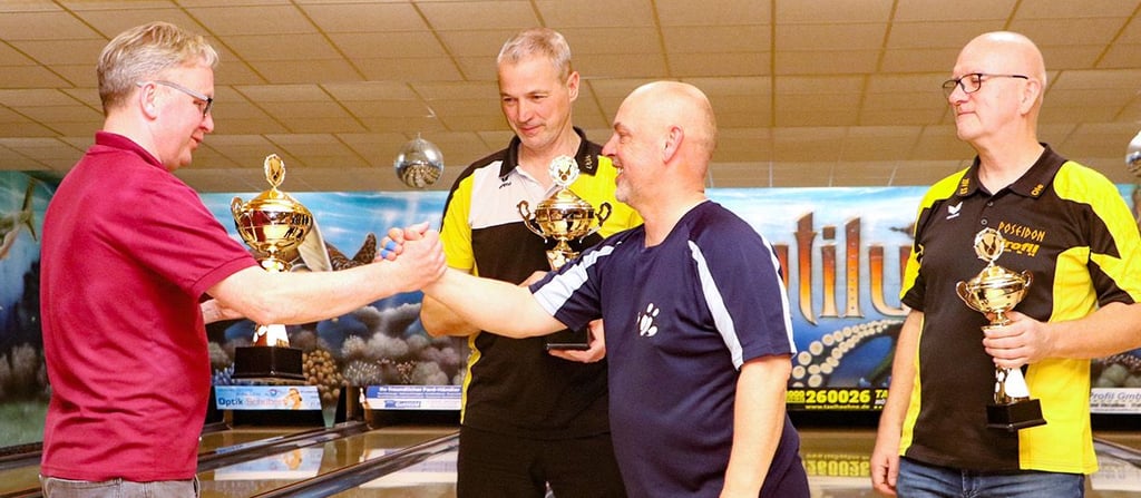 Ralf Hentschel gratuliert Heiko Zweering zum Sieg und überreicht den Pokal. Zweiter wurde Donald Walther (2.v.l.), Dritter Olaf Taesch.