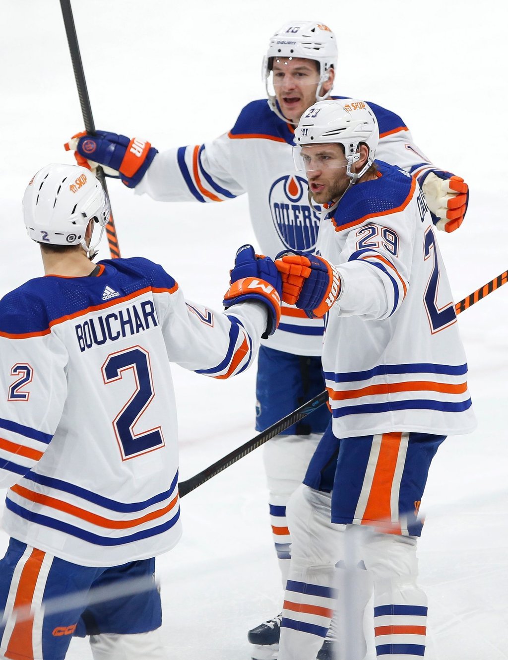 Leon Draisaitl (r) konnte sich zum 300. Mal als NHL-Torschütze feiern lassen.