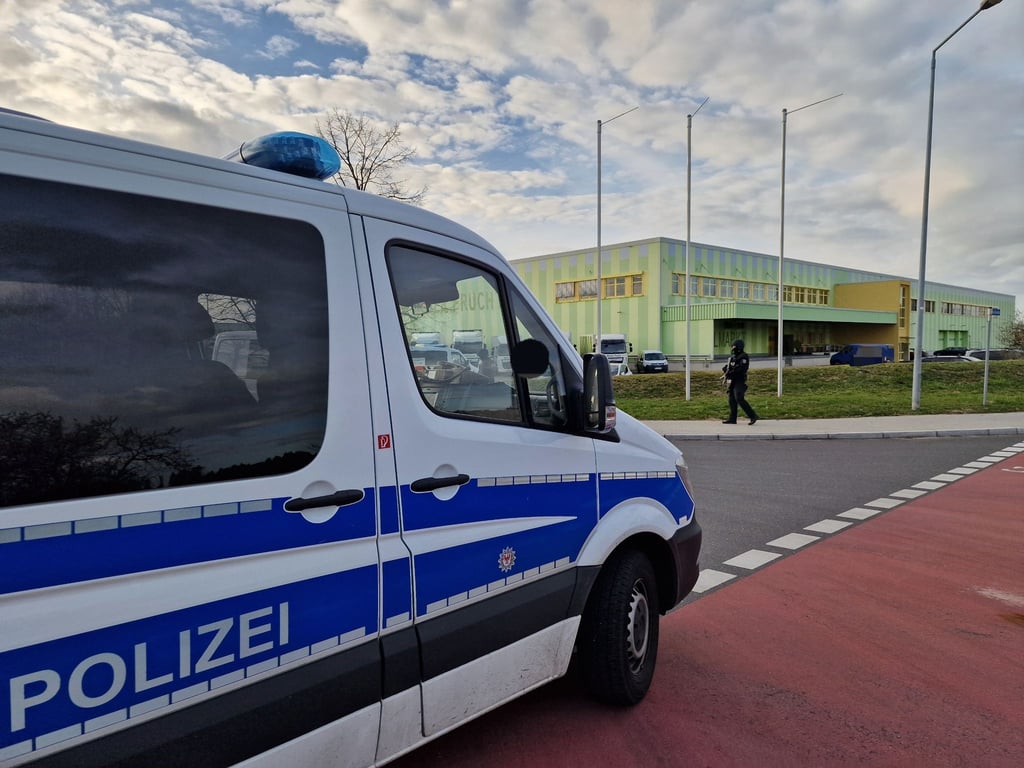 Polizei ist bei einem Gebäude eines Frucht-Händlers in Groß Kreutz im Einsatz.