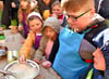 Mit Löffeln ausgestattet, testen die Kinder aus dem Havelberg Hort sogleich die hausgemachte Mayonnaise.