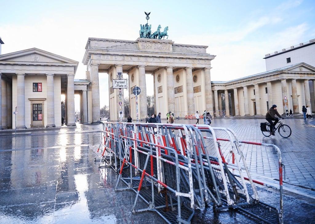 Absperrgitter stehen auf dem Pariser Platz vor dem Brandenburger Tor.