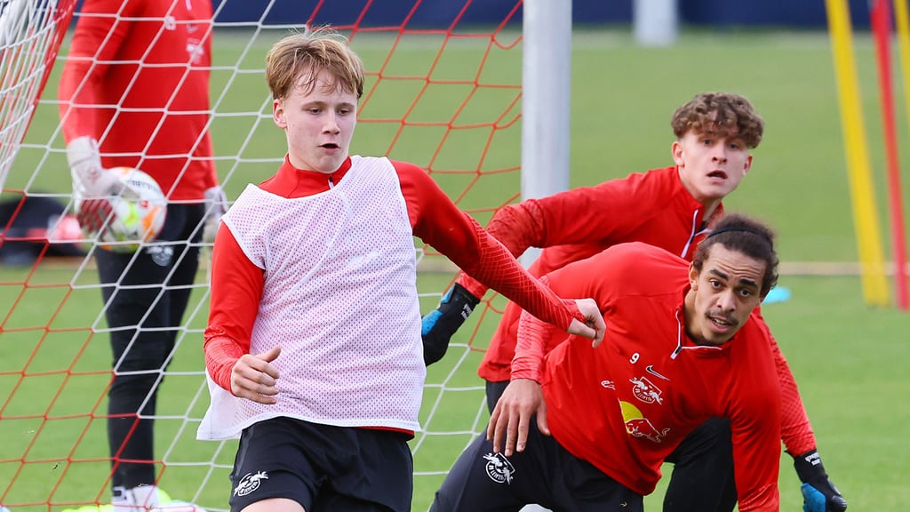 Alle Augen auf Lenny: U17-Spieler Hennig im Training der Profis von RB Leipzig.