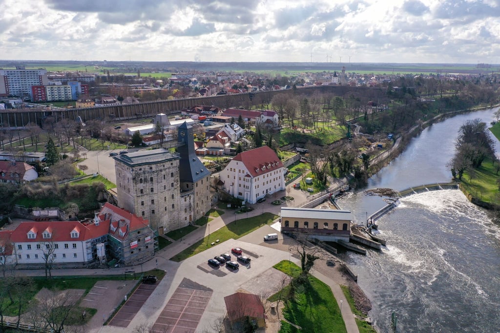 Blick auf den Kurpark mit dem Gradierwerk und dem Borlachturm in Bad Dürrenberg.