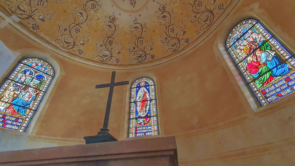 In der Dorfkirche in Wilsleben scheinen die drei restaurierten Bleiglasfenster der Apsis dank einer privaten Spenderin zu leuchten.