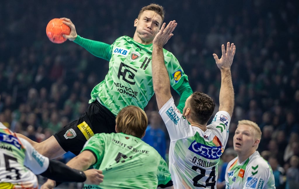 Berlins Lasse Andersson (l) wirft den Ball auf das Tor gegen Christian O Sullivan von SC Magdeburg.