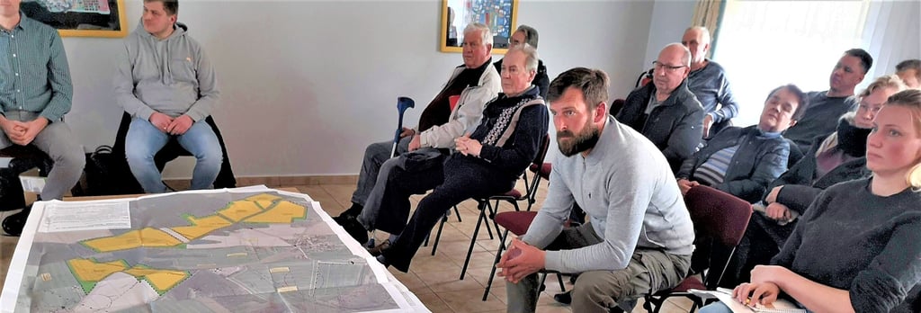 Bürger hören beim Ortschaftsrat in Mahlsdorf am Montagabend den Ausführungen von Salzwedels Bauamtsleiterin Martina Hartwych zu den Planungen bezüglich des Solarparks Maxdorf zu. Die Einwohnerschaft des Salzwedeler Ortsteils hat sich über das Projekt entzweit.