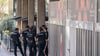 Polizeibeamte stehen vor dem Hotel, in dem die Fußball-Nationalmannschaft von Peru untergebracht ist. Vor dem Testspiel zwischen den Fußball-Nationalmannschaften von Peru und Marokko haben sich mehrere peruanische Spieler ein Handgemenge mit spanischen Polizisten geliefert.